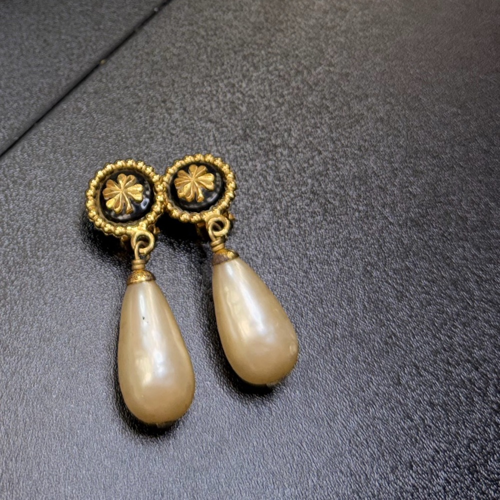 24K gold plated CHANEL vintage clip on earrings